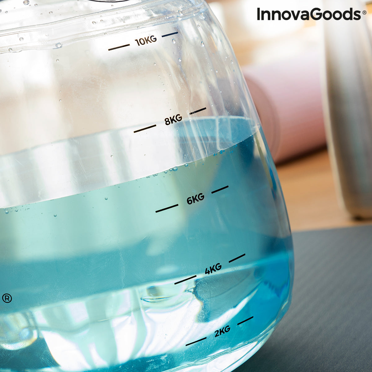 Watergevulde kettlebell voor fitnesstraining met oefengids