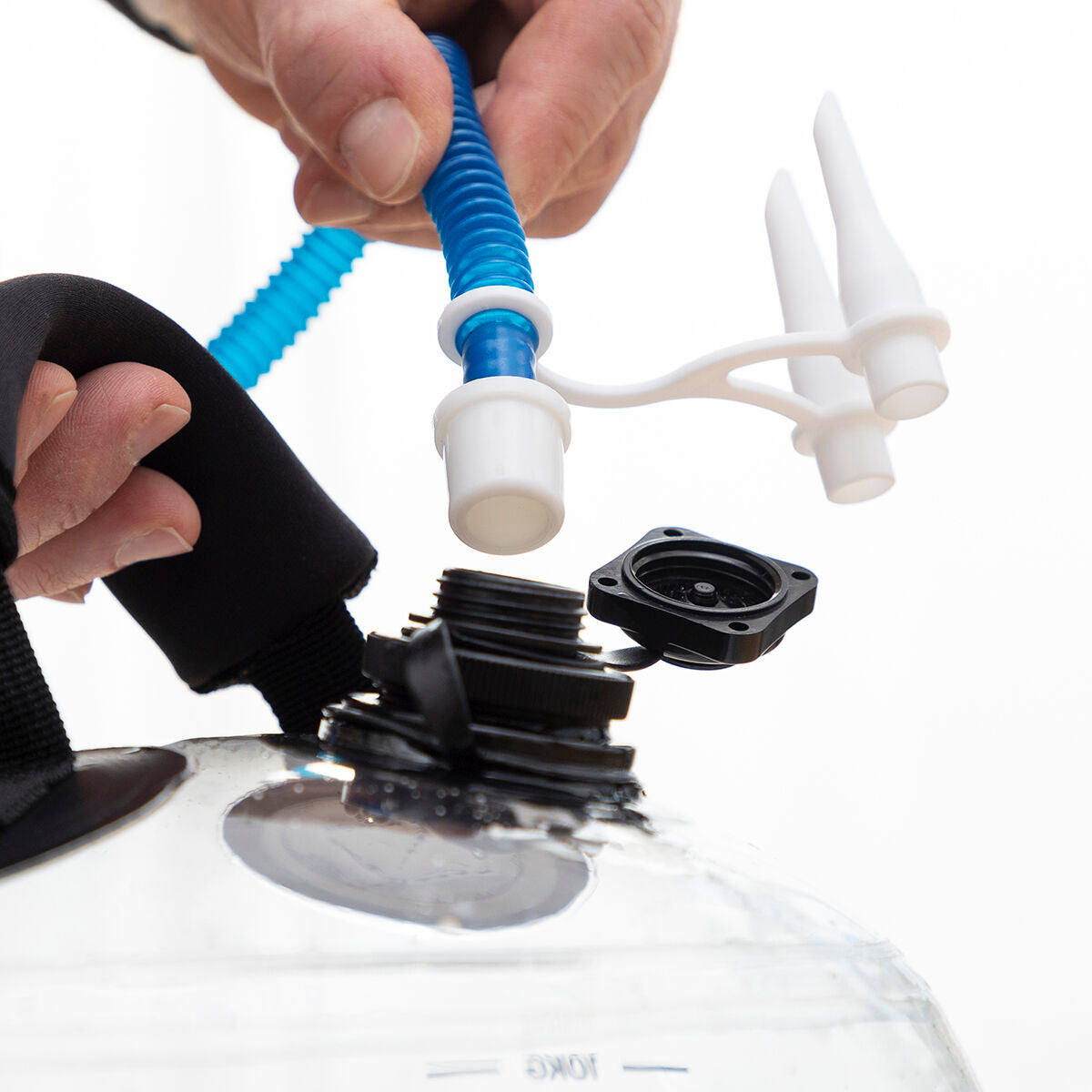 Watergevulde kettlebell voor fitnesstraining met oefengids